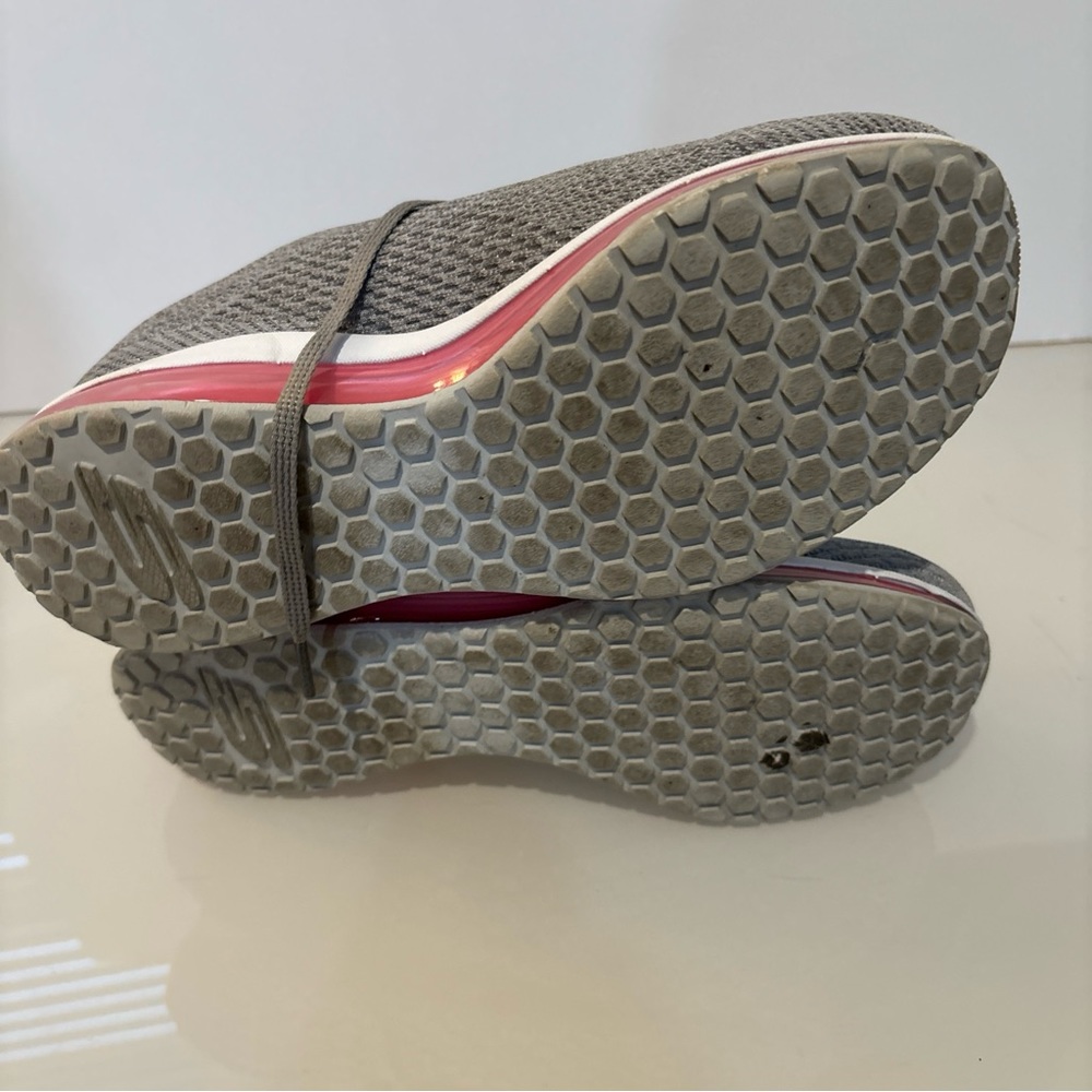 Women’s sketchers tennis shoe size 7 1/2 gray with hot pink lining - Picture 3 of 6